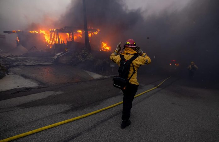 New Wildfire Erupts North of Los Angeles, Forcing 31,000 to Evacuate ...