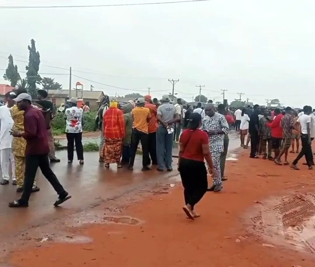 Students Block Lagos–Abeokuta Road Over Colleague’s Killing Students Block Lagos–Abeokuta Road Over Colleague’s Killing